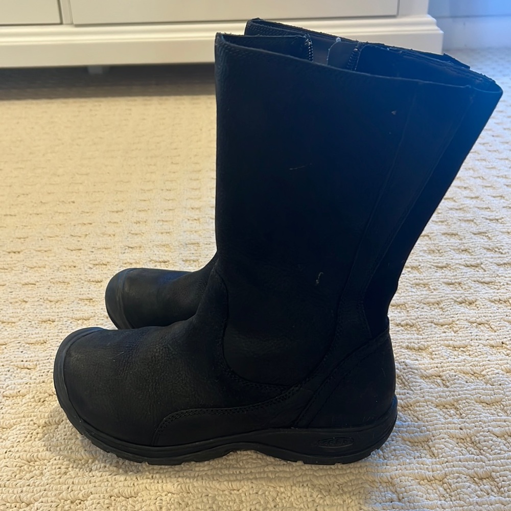 Womens  size 7.5 keen winter boots.